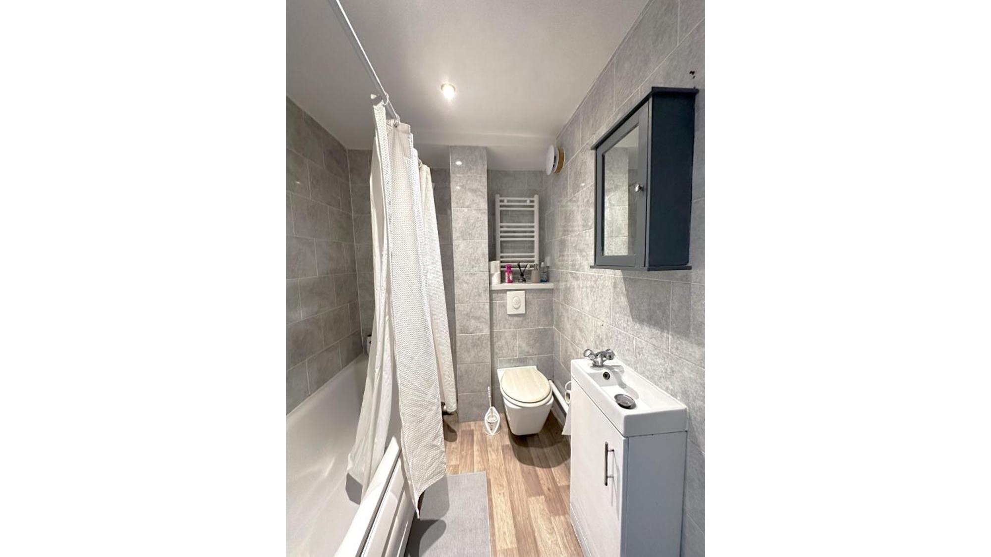 4 Bedrooms Flat In Appartamento *